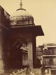 Edificio no identificado con balcón, Delhi